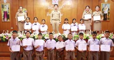 ผู้อำนวยการโรงเรียนอนุบาลโคกศรีสุพรรณ มอบเกียรติบัตรให้ครูและนักเรียนผู้เข้าประกวดสวดมนต์หมู่สรรเสริญพระรัตนตรัย ทำนองสรภัญญะ