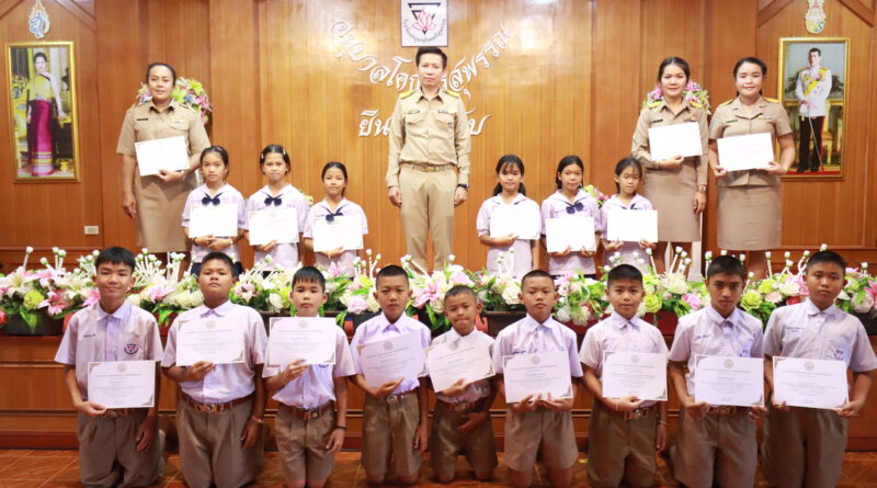 ผู้อำนวยการโรงเรียนอนุบาลโคกศรีสุพรรณ มอบเกียรติบัตรให้ครูและนักเรียนผู้เข้าประกวดสวดมนต์หมู่สรรเสริญพระรัตนตรัย ทำนองสรภัญญะ